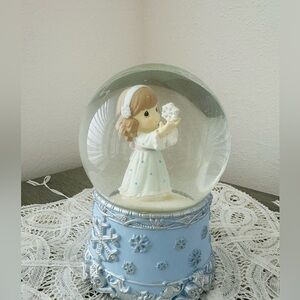 Precious Moments Snowflake Snow globe